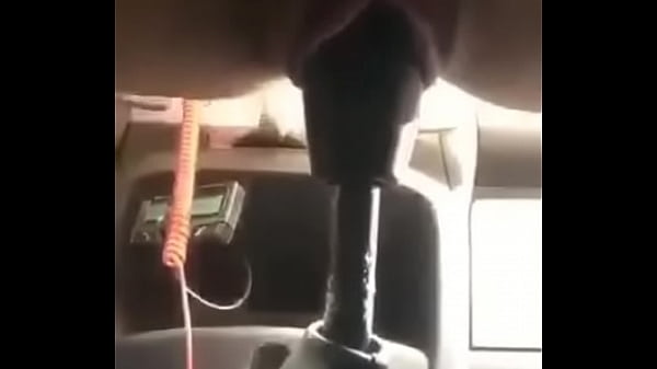 Em gái lồn to thủ dâm với cái cần số xe hơi phê quá