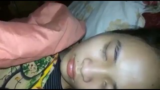 Con bạn thân đang ngủ say bị địt mà không biết gì